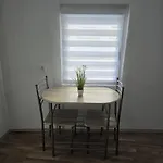 Mary Haus In Biebertal-bieber, 4 Und 8 Betten, 1 App, Mit 3 Zimmer, 6 Betten, Bad, 1 App, Mit 1 Zimmer, 2 Betten, Bad, Naehe Und Wetzlar, Mit Kueche, Wlan, Parkplatz 아파트