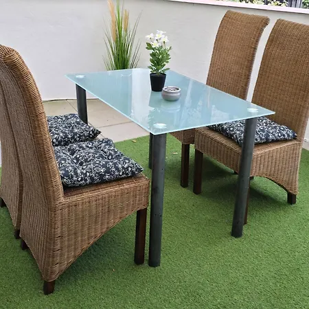 Mary Haus In Biebertal-bieber, Mit 2 App, 4 Und 8 Betten, 1 App, Mit 3 Zimmer, 6 Betten, Bad, 1 App, Mit 1 Zimmer, 2 Betten, Bad, Mit Kueche, Wlan, Parkplatz, Naehe Und Wetzlar * Giessen