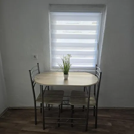 Mary Haus In Biebertal-bieber, Mit 2 App, 4 Und 8 Betten, 1 App, Mit 3 Zimmer, 6 Betten, Bad, 1 App, Mit 1 Zimmer, 2 Betten, Bad, Mit Kueche, Wlan, Parkplatz, Naehe Und Wetzlar Apartment