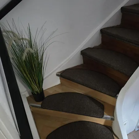 Mary Haus In Biebertal-bieber, 4 Und 8 Betten, 1 App, Mit 3 Zimmer, 6 Betten, Bad, 1 App, Mit 1 Zimmer, 2 Betten, Bad, Mit Kueche, Wlan, Parkplatz, Naehe Und Wetzlar Lägenhet