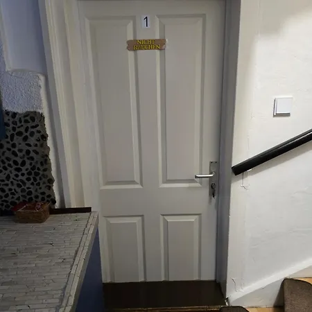Mary Haus In Biebertal-bieber, Mit 2 App, 4 Und 8 Betten, 1 App, Mit 3 Zimmer, 6 Betten, Bad, 1 App, Mit 1 Zimmer, 2 Betten, Bad, Mit Kueche, Wlan, Parkplatz, Naehe Und Wetzlar 아파트