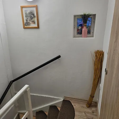 Mary Haus In Biebertal-bieber, Mit 2 App, 4 Und 8 Betten, 1 App, Mit 3 Zimmer, 6 Betten, Bad, 1 App, Mit 1 Zimmer, 2 Betten, Bad, Mit Kueche, Wlan, Parkplatz, Naehe Und Wetzlar