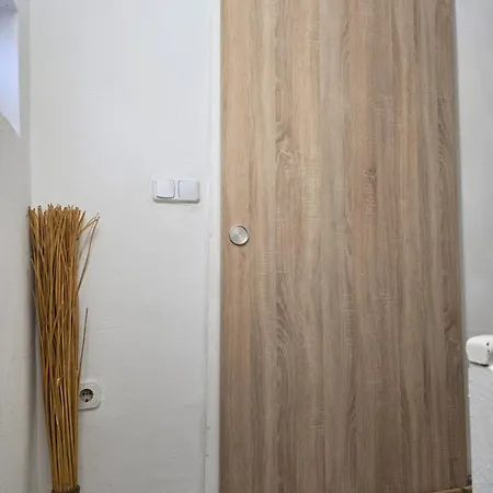 Mary Haus In Biebertal-bieber, 4 Und 8 Betten, 1 App, Mit 3 Zimmer, 6 Betten, Bad, 1 App, Mit 1 Zimmer, 2 Betten, Bad, Mit Kueche, Wlan, Parkplatz, Naehe Und Wetzlar Lägenhet