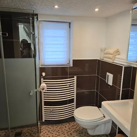 Mary Haus In Biebertal-bieber, Mit 2 App, 4 Und 8 Betten, 1 App, Mit 3 Zimmer, 6 Betten, Bad, 1 App, Mit 1 Zimmer, 2 Betten, Bad, Mit Kueche, Wlan, Parkplatz, Naehe Und Wetzlar * Gießen