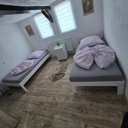 Mary Haus In Biebertal-bieber, Mit 2 App, 4 Und 8 Betten, 1 App, Mit 3 Zimmer, 6 Betten, Bad, 1 App, Mit 1 Zimmer, 2 Betten, Bad, Mit Kueche, Wlan, Parkplatz, Naehe Und Wetzlar 아파트 Gießen
