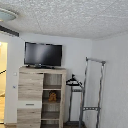 Mary Haus In Biebertal-bieber, Mit 2 App, 4 Und 8 Betten, 1 App, Mit 3 Zimmer, 6 Betten, Bad, 1 App, Mit 1 Zimmer, 2 Betten, Bad, Mit Kueche, Wlan, Parkplatz, Naehe Und Wetzlar 아파트 Gießen