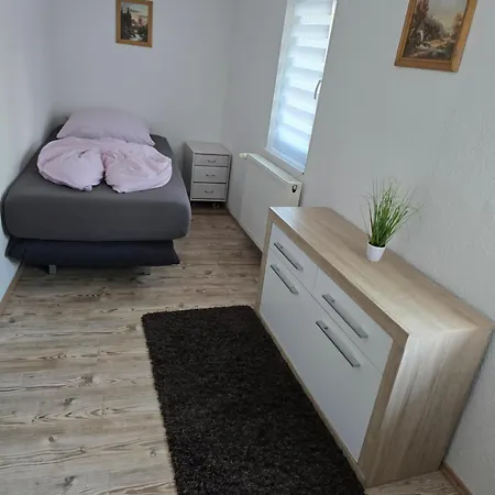 Mary Haus In Biebertal-bieber, 4 Und 8 Betten, 1 App, Mit 3 Zimmer, 6 Betten, Bad, 1 App, Mit 1 Zimmer, 2 Betten, Bad, Mit Kueche, Wlan, Parkplatz, Naehe Und Wetzlar Lägenhet Gießen