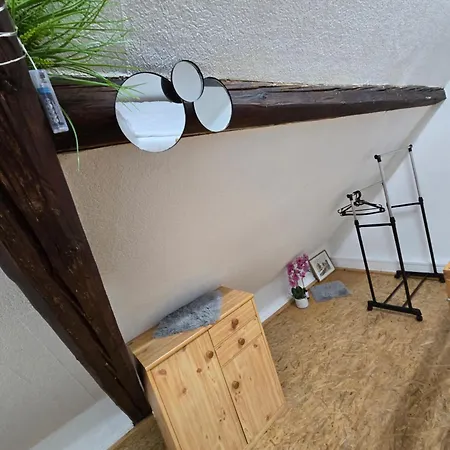 Mary Haus In Biebertal-bieber, 4 Und 8 Betten, 1 App, Mit 3 Zimmer, 6 Betten, Bad, 1 App, Mit 1 Zimmer, 2 Betten, Bad, Mit Kueche, Wlan, Parkplatz, Naehe Und Wetzlar *
