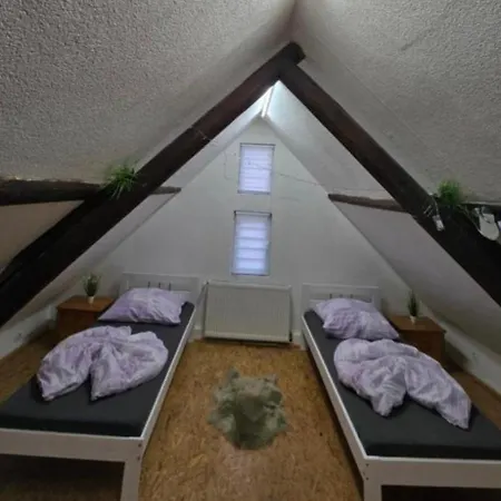 아파트 Mary Haus In Biebertal-bieber, Mit 2 App, 4 Und 8 Betten, 1 App, Mit 3 Zimmer, 6 Betten, Bad, 1 App, Mit 1 Zimmer, 2 Betten, Bad, Mit Kueche, Wlan, Parkplatz, Naehe Und Wetzlar *