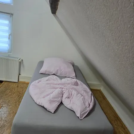 Mary Haus In Biebertal-bieber, 4 Und 8 Betten, 1 App, Mit 3 Zimmer, 6 Betten, Bad, 1 App, Mit 1 Zimmer, 2 Betten, Bad, Mit Kueche, Wlan, Parkplatz, Naehe Und Wetzlar