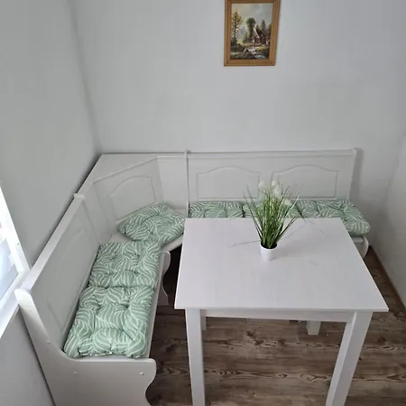 아파트 Mary Haus In Biebertal-bieber, Mit 2 App, 4 Und 8 Betten, 1 App, Mit 3 Zimmer, 6 Betten, Bad, 1 App, Mit 1 Zimmer, 2 Betten, Bad, Mit Kueche, Wlan, Parkplatz, Naehe Und Wetzlar Gießen