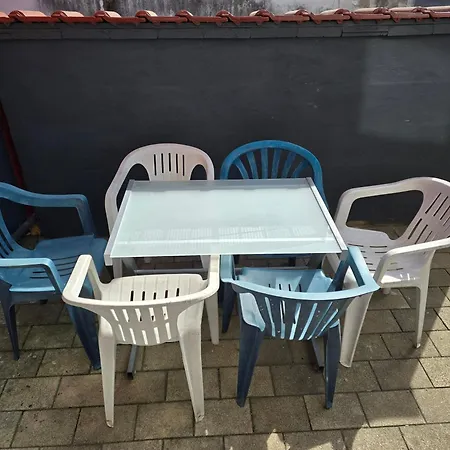 Mary Haus In Biebertal-bieber, 4 Und 8 Betten, 1 App, Mit 3 Zimmer, 6 Betten, Bad, 1 App, Mit 1 Zimmer, 2 Betten, Bad, Mit Kueche, Wlan, Parkplatz, Naehe Und Wetzlar Apartment *