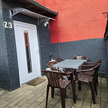 Apartment Mary Haus In Biebertal-bieber, Mit 2 App, 4 Und 8 Betten, 1 App, Mit 3 Zimmer, 6 Betten, Bad, 1 App, Mit 1 Zimmer, 2 Betten, Bad, Mit Kueche, Wlan, Parkplatz, Naehe Und Wetzlar *