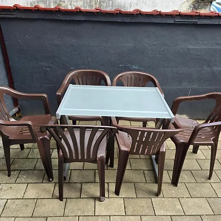 Apartment Mary Haus In Biebertal-bieber, Mit 2 App, 4 Und 8 Betten, 1 App, Mit 3 Zimmer, 6 Betten, Bad, 1 App, Mit 1 Zimmer, 2 Betten, Bad, Mit Kueche, Wlan, Parkplatz, Naehe Und Wetzlar *